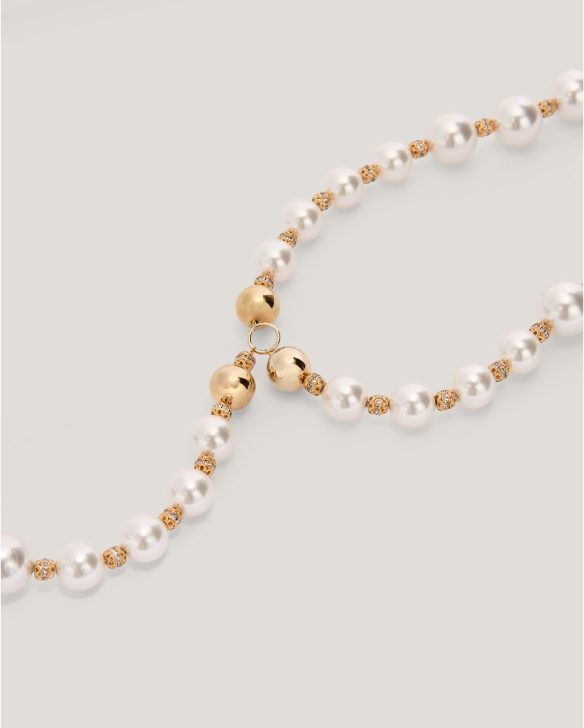 Pearl suspender with metallic details